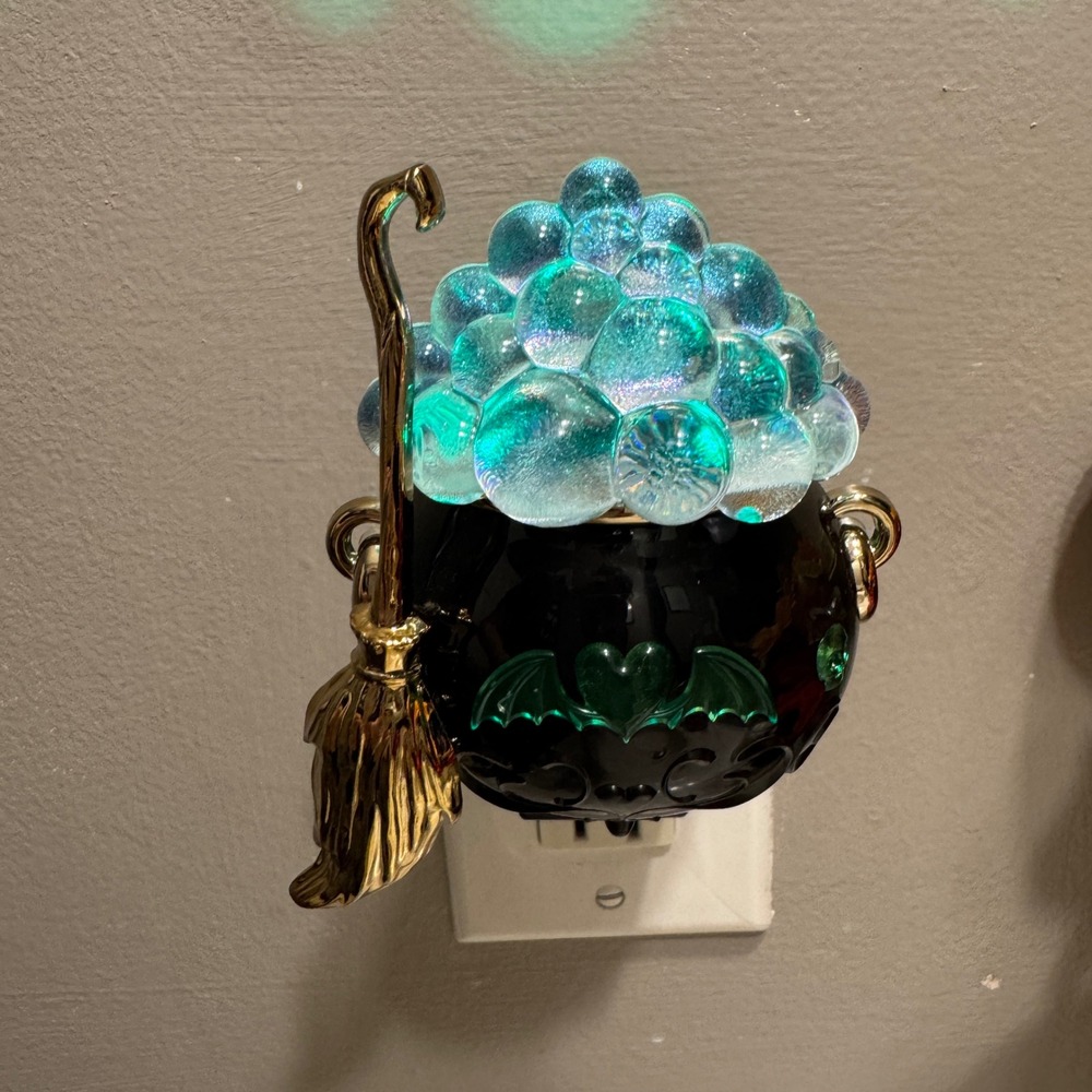 Bath Body Works Wallflowers Halloween Cauldron Projector Fragrance Plug-In